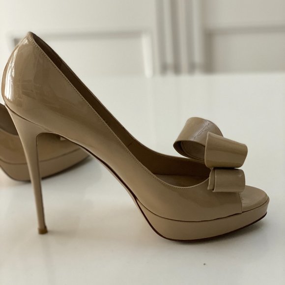 Valentino Garavani Bow Patent Nude Heels - Picture 4 of 7